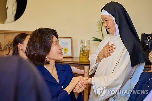 김혜경 여사, 성 가정 도미니코 수녀회 수도원 방문