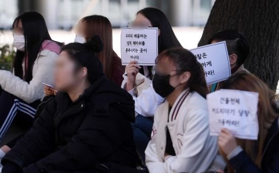 Sns엔 제2의 '동덕여대 알몸남' 수두룩…처벌은 '솜방망이' : 네이트 뉴스
