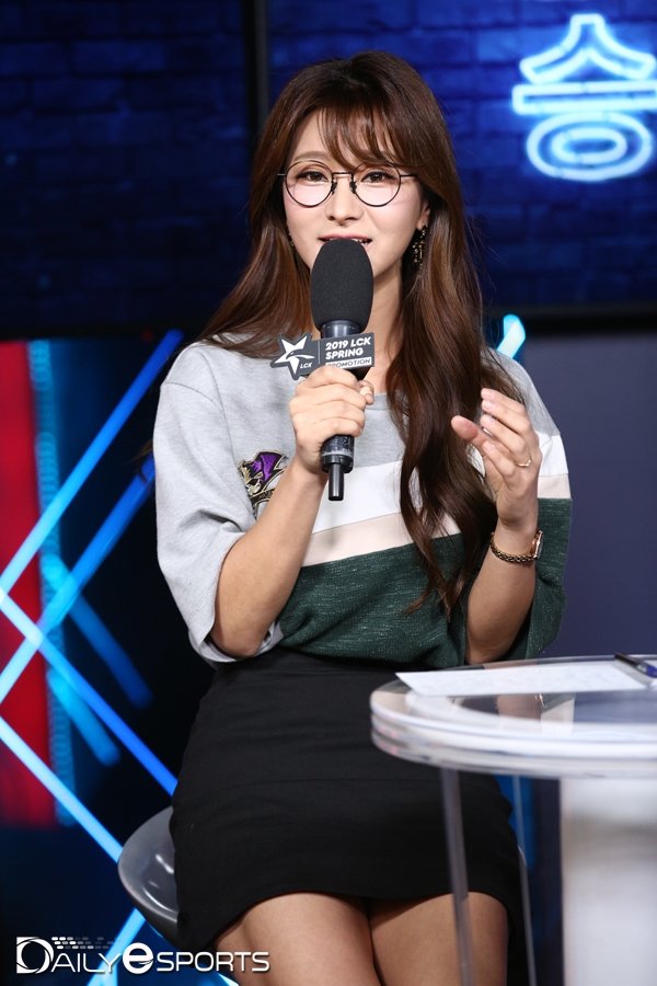 포토] 배틀코믹스 유니폼 입은 김수현 아나운서, 1세트 '승' : 네이트 스포츠