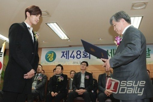 [이슈포토] '성실 납세' 위촉장 받는 최강창민