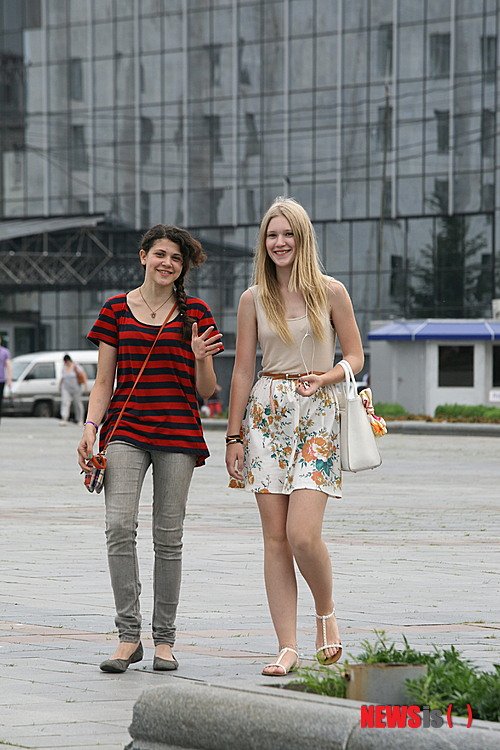 러시아 여성 출근길, '더위도 몰라요!' : 네이트 뉴스