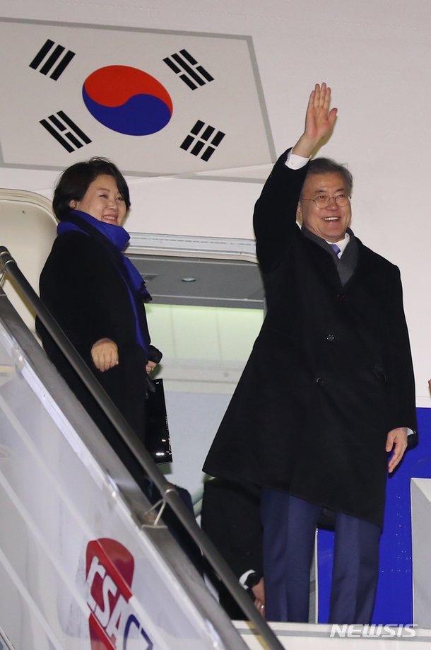환한 웃음으로 인사하는 문재인 대통령과 김정숙 여사 : 네이트 뉴스