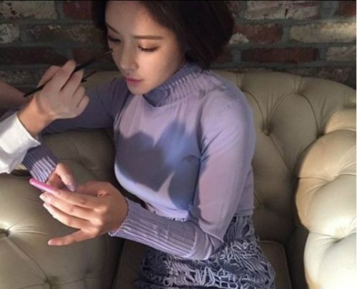 에밀리아 클라크 보라색 눈