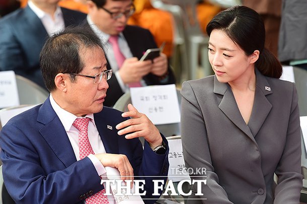 배현진 홍준표 - ìµê³ ìì ì¶ë§ ë°°íì§ íì¤íë í ê°ì¡± ë¹ì°í ë¤ì´ìì¼ ìì£¼ê²½ì  - 배현진 국민의힘 의원이 최고위원 경선에 출사표를 던지며 홍준표 무소속 의원 복당 문제에 대한 생각을 밝혔다.