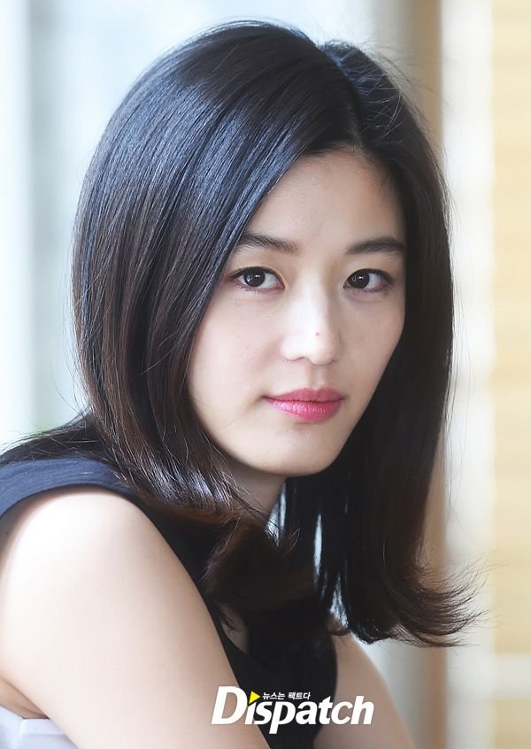 D터뷰] "여배우의 나이는 기회"…전지현, 세월을 이기는 법 : 네이트뉴스