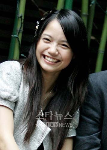 日여배우 미야자키 아오이, 3살연상 배우와 전격 결혼 : 네이트 연예