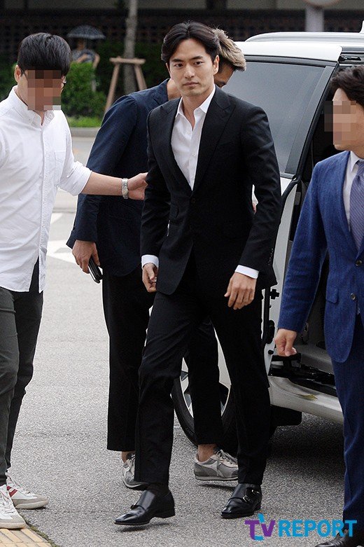 T포토] 이진욱 '당당한 표정으로 경찰 출석' : 네이트뉴스