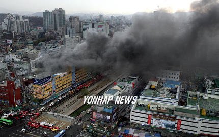 동대문 신발상가 B동 - 종로구에서 신발 매장일 사진-167> 동대문 신발상가 화재 : 네이트뉴스” style=”width:100%” title=”사진-167> 동대문 신발상가 화재 : 네이트뉴스”><figcaption>사진-167> 동대문 신발상가 화재 : 네이트뉴스</figcaption></figure>
<figure><img decoding=