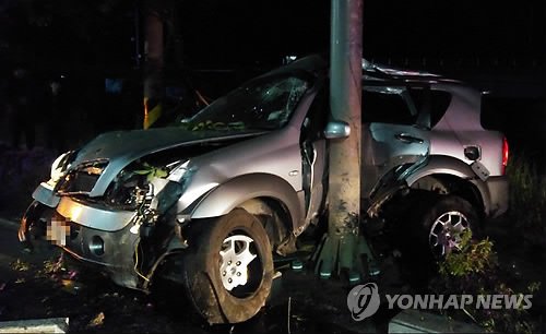 심야 Suv 차량 도로 연석·철재기둥 충돌…2명 숨져 : 네이트 뉴스