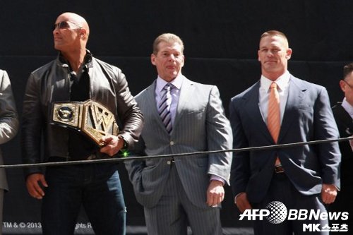WWE 사장이 포기한 풋볼 리그, 前 레슬러 더 락이 인수 : 네이트 스포츠