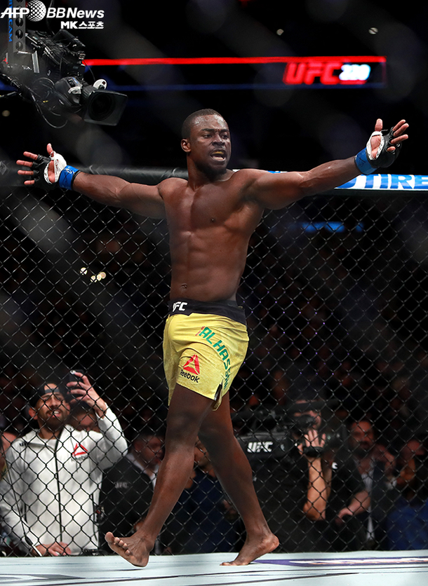 28살에 격투기 시작…UFC 챔피…