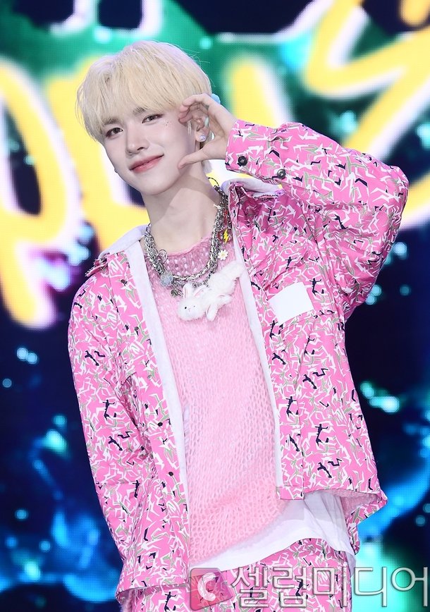[셀럽포토]엔싸인 한준 '핑크 패션의 정석' : 네이트 연예