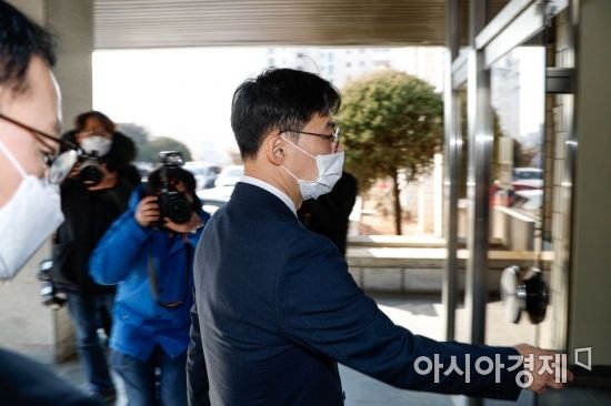 [포토]사무실 들어서는 박하영 성남지청 차장검사 : 네이트 뉴스