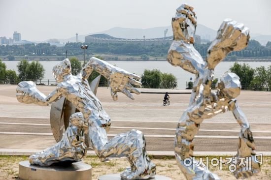 [포토]비상하는 조각상 : 네이트 뉴스