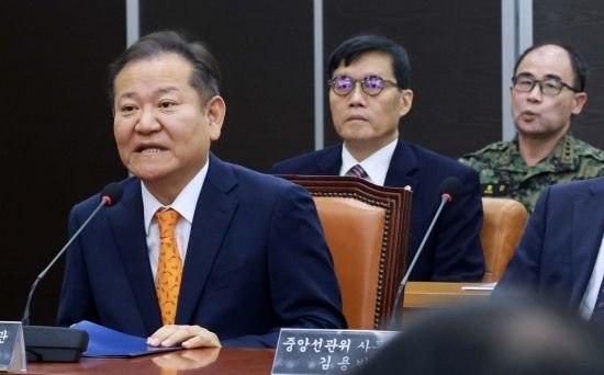 [포토] 증인선서 거부 이유 말하는 이상민 : 네이트 뉴스
