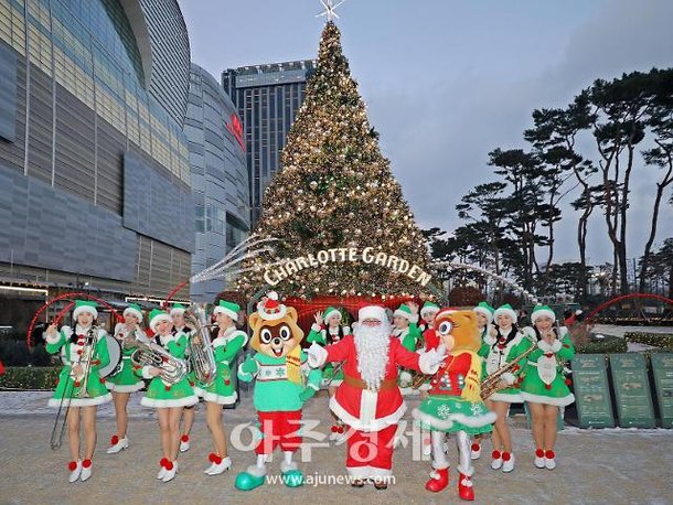[포토] 롯데월드타워, 크리스마스 마칭 밴드 공연 개최 : 네이트 뉴스