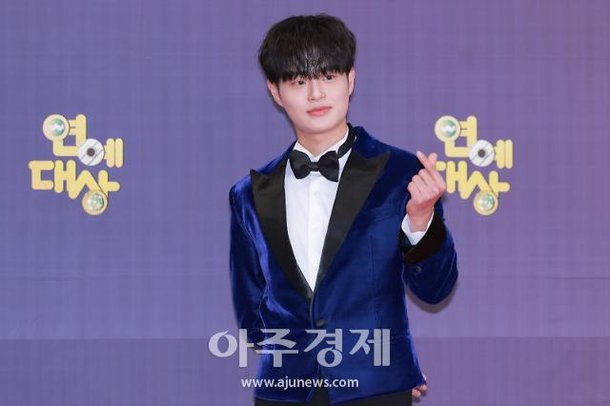 [포토] 이대휘, '연예대상 시상하러 왔어요' (2022 KBS 연예대상) : 네이트 뉴스