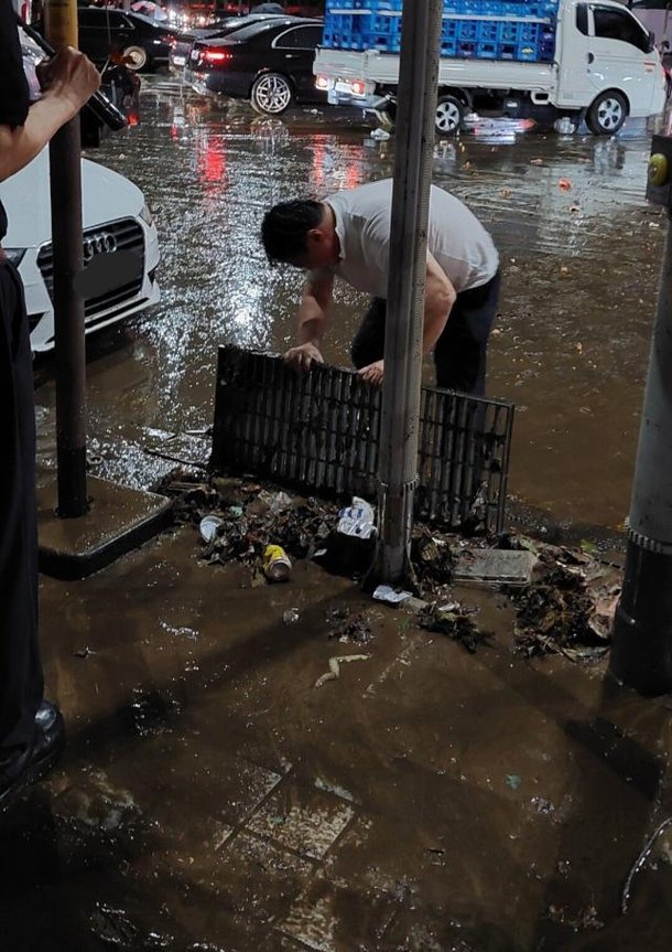 PHOTOS: Clogged storm drains worsen flood risks in Seoul : 네이트 뉴스