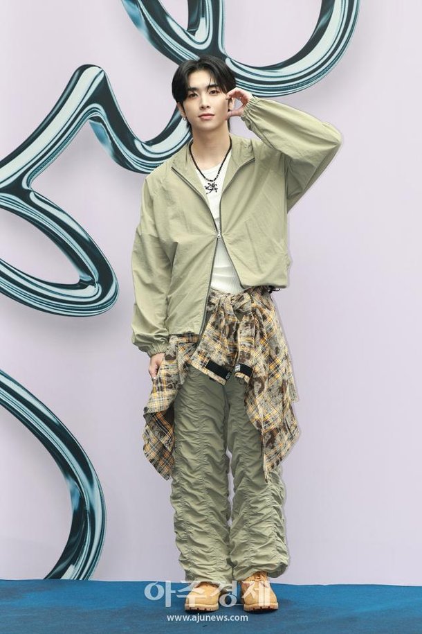 [포토] 업텐션 샤오, '2025 S/S 서울패션위크 참석' : 네이트 뉴스