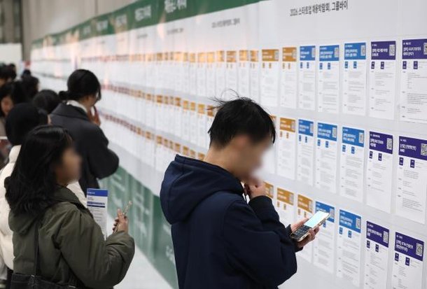 Job data hints AI stealing entry-level high-skill jobs in Korea : 네이트 뉴스