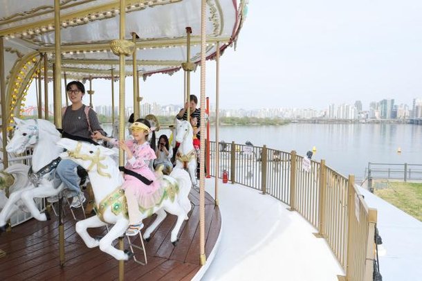Seoul spring festival turns Han river into a theme park : 네이트 뉴스