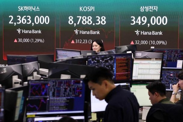 KOSPI breaks 8,700 on Samsung-led rally as Nikkei also hits high : 네이트 뉴스