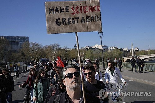 APTOPIX France Science Protests : 네이트 뉴스