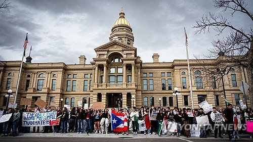 Wyoming Student ICE Protest : 네이트 뉴스