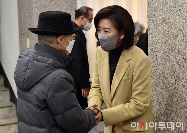 [포토] 성당 신자와 인사 나누는 나경원 : 네이트 뉴스