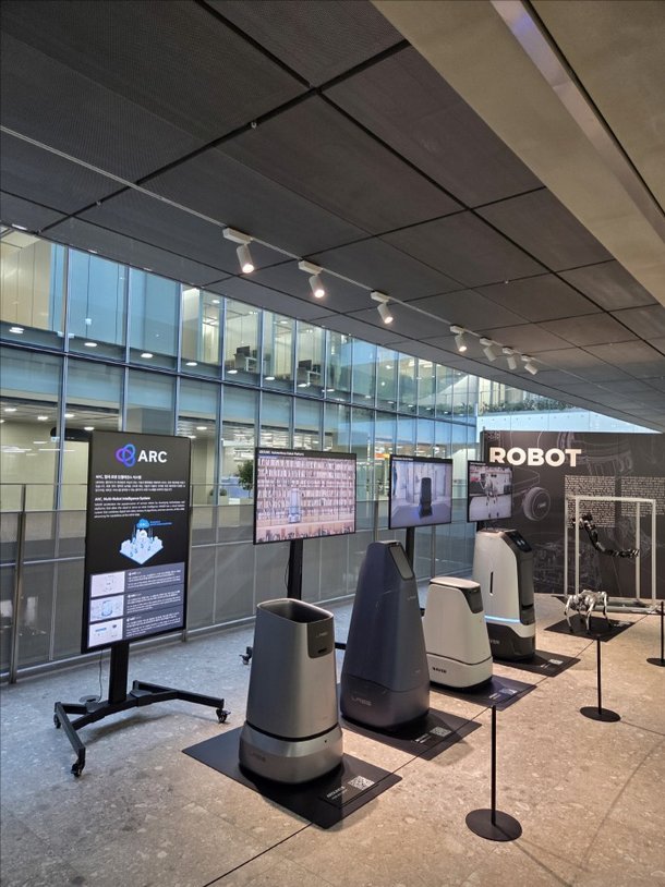 Naver's robot lab building comes to life : 네이트 뉴스