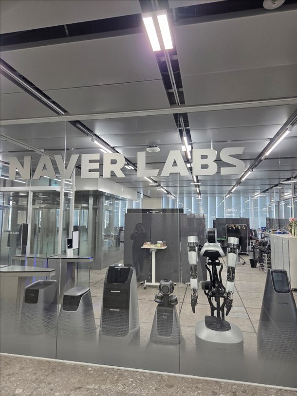Naver's robot lab building comes to life : 네이트 뉴스
