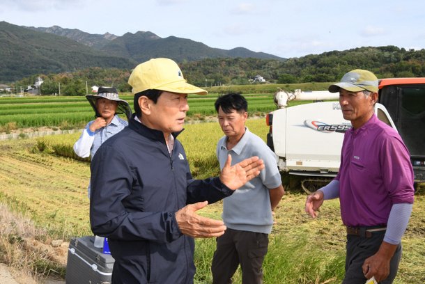 가뭄·폭염 뚫은 햅쌀…창녕군, 2026년 첫 조생종 '진옥벼' 수확 : 네이트 뉴스