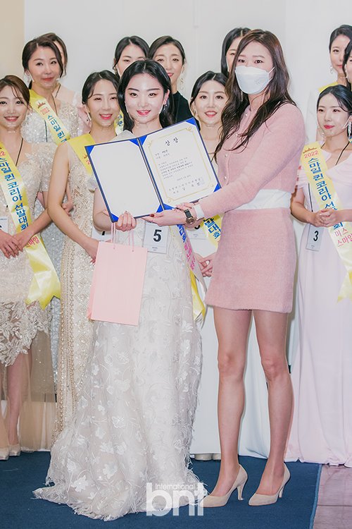 [bnt포토] '스마일퀸코리아 선발대회 2022'에서 기념촬영 중인 재능상 권은지-한빛단 최정예 : 네이트 뉴스
