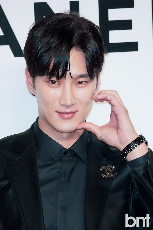 [bnt포토] 안보현 '지수에게 향하는 하트' : 네이트 뉴스