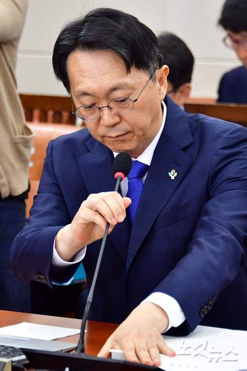 마이크 만지는 김현준 국세청장 후보자 : 네이트 뉴스