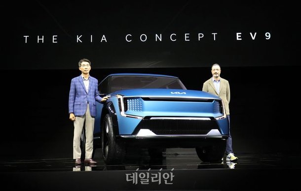 기아 권혁호 부사장, 카림 하비브 전무 부산국제모터쇼에서 EV9 발표 : 네이트 뉴스