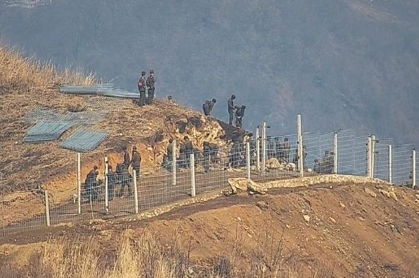 김여정 국경 시찰 관련 북한군 DMZ 철책 설치 작업 자료사진