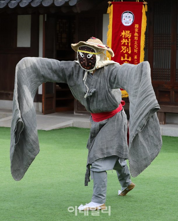 [포토]'한국의 탈춤' 유네스코 인류무형문화유산 등재 축하공연 : 네이트 뉴스