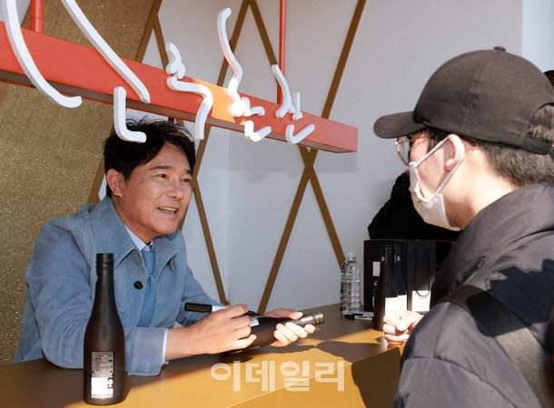 [포토]'소주한잔' 팝업스토어에서 팬들과 만나는 가수 임창정 : 네이트 뉴스