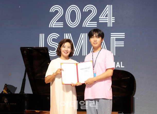 [포토]2024 ISMAF 대표멘토에게 자원봉사 확인증 전달하는 나경원 조직위원장 : 네이트 뉴스