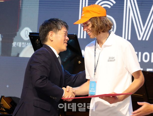 [포토]대표멘티에게 2024 ISMAF 참가확인증 전달하는 이용훈 스페셜올림픽코리아 회장 : 네이트 뉴스