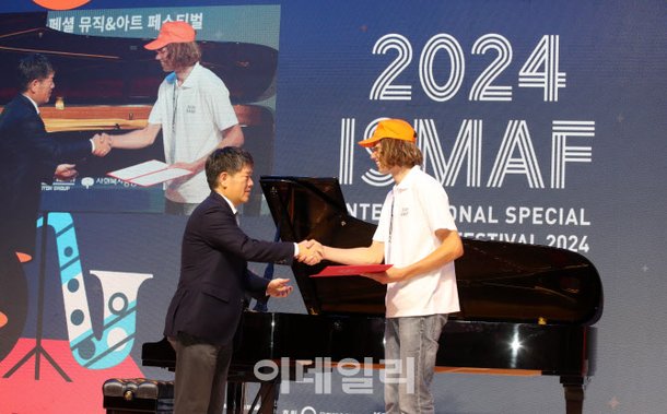 [포토]대표멘티에게 ISMAF 참가확인증 전달하는 이용훈 스페셜올림픽코리아 회장 : 네이트 뉴스