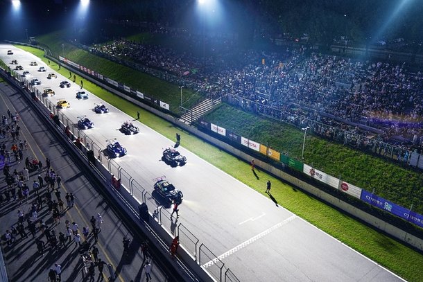 서한GP, 3.1만명 관람객 앞에서 슈퍼레이스 펼쳤다···김중군 '폴투윈' : 네이트 뉴스