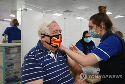 BRITAIN CORONAVIRUS PANDEMIC VACCINE : 네이트 뉴스