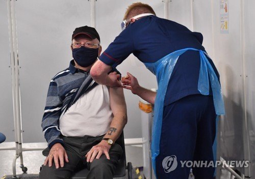 BRITAIN CORONAVIRUS PANDEMIC VACCINE : 네이트 뉴스