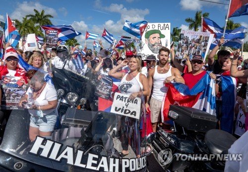 USA FLORIDA CUBANS DEMONSTRATION CUBA : 네이트 뉴스