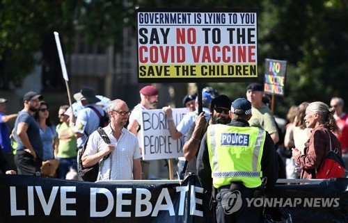 BRITAIN CORONAVIRUS ANTI VACCINATION : 네이트 뉴스
