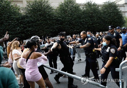USA NEW YORK BLM PROTEST MET GALA : 네이트 뉴스
