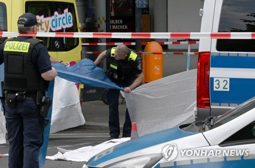 GERMANY BERLIN CAR PLOWS INTO CROWD : 네이트 뉴스