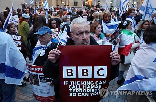 BRITAIN BBC JEWISH ASSEMBLY PROTEST : 네이트 뉴스